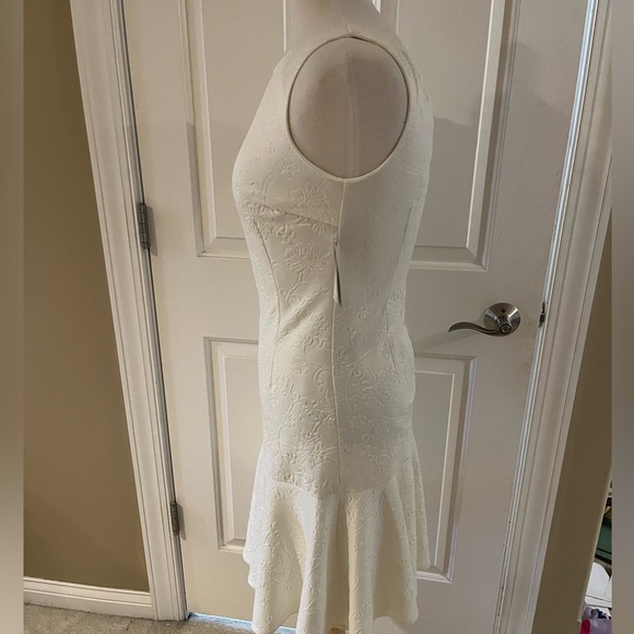 NWT Elegant Winter White Floral EmbossedSleeveless Dress by Spense-Size 6 - Picture 4 of 8